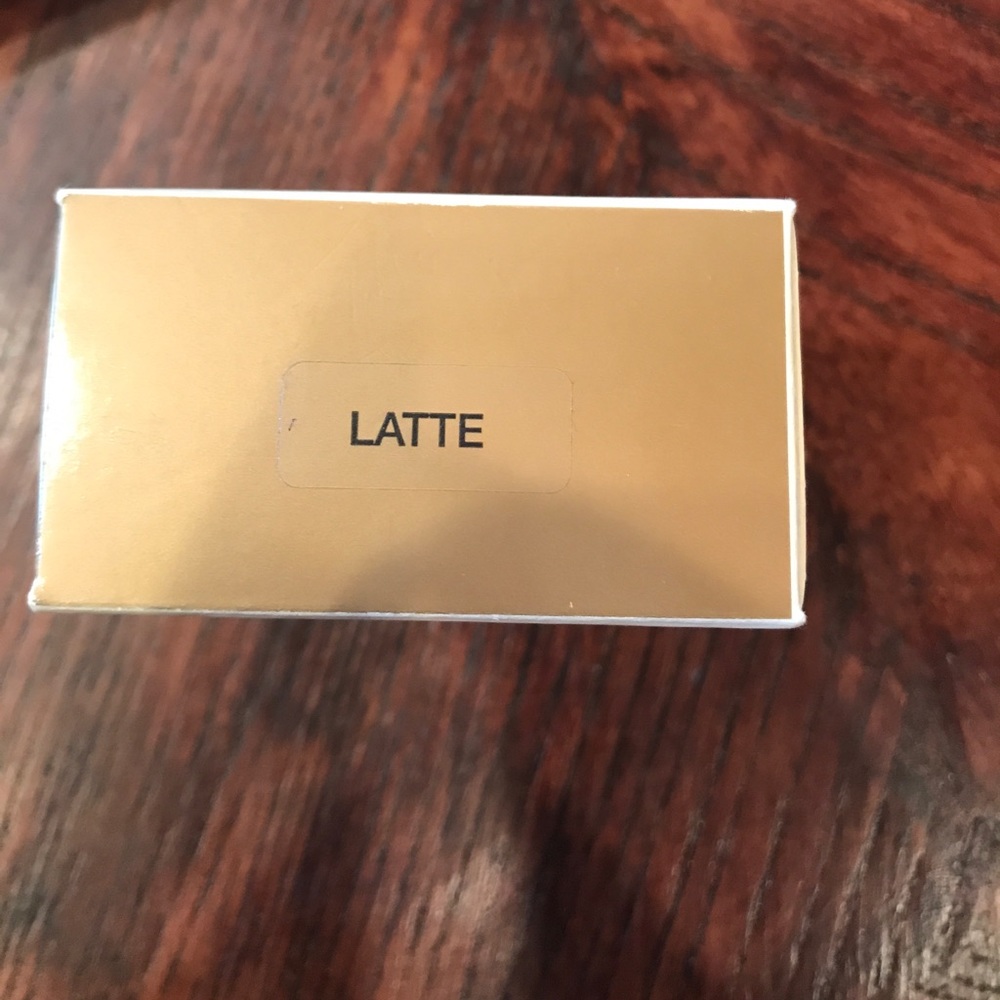 Makeup - Foundation - Picture 2 of 3